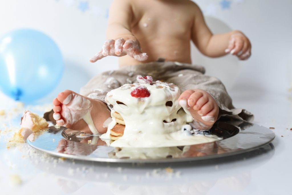 cake smash and sitter sessions in Poole and Bournemouth. Sitter session in the basket